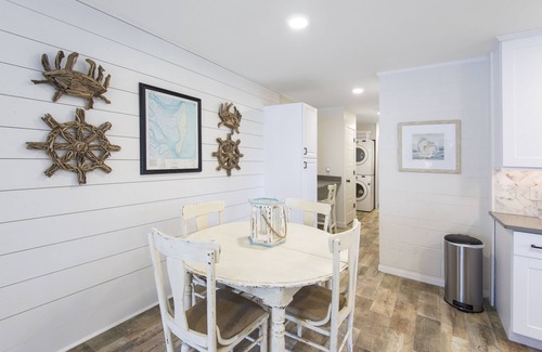 Saint Simons Island Cabaña | 5 minutos a pie de playa! Recientemente renovado y listado. Decorado profesionalmente