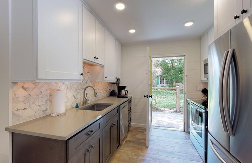 Saint Simons Island Cabaña | 5 minutos a pie de playa! Recientemente renovado y listado. Decorado profesionalmente