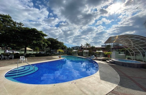 Jacó Cabina | 5 minute to the Center of town Condo - secure, large pool!