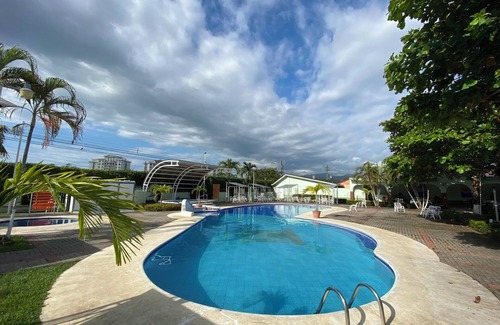 Jacó Cabina | 5 minute to the Center of town Condo - secure, large pool!