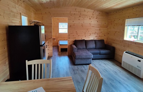 Picton Cabina | 5 minute walk to Sandbanks Beach! In the heart Prince Edward County