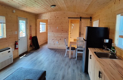 Picton Cabina | 5 minute walk to Sandbanks Beach! In the heart Prince Edward County