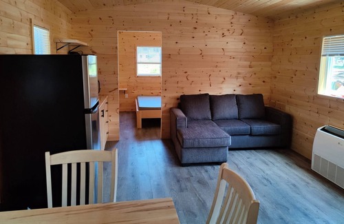 Picton Cabina | 5 minute walk to Sandbanks Beach! In the heart Prince Edward County
