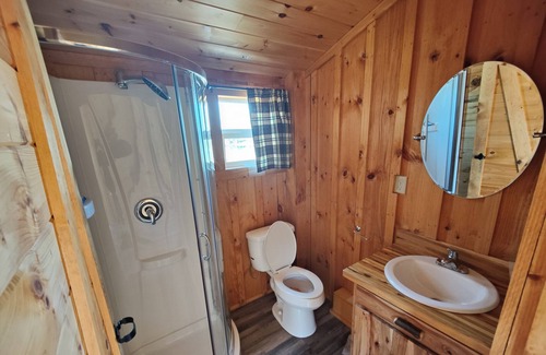 Picton Cabina | 5 minute walk to Sandbanks Beach! In the heart Prince Edward County