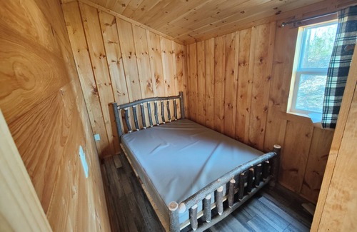 Picton Cabina | 5 minute walk to Sandbanks Beach! In the heart Prince Edward County