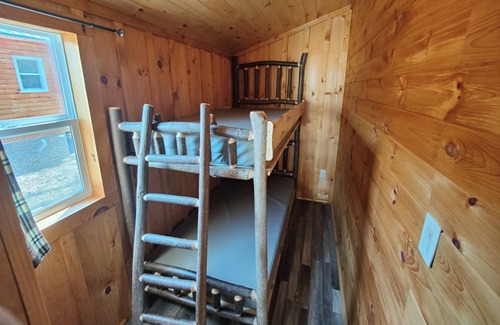 Picton Cabina | 5 minute walk to Sandbanks Beach! In the heart Prince Edward County