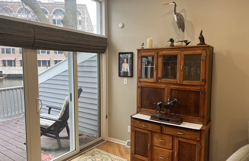 East Town Casa | 5 Minute Walk to Fiserv Forum, On the River