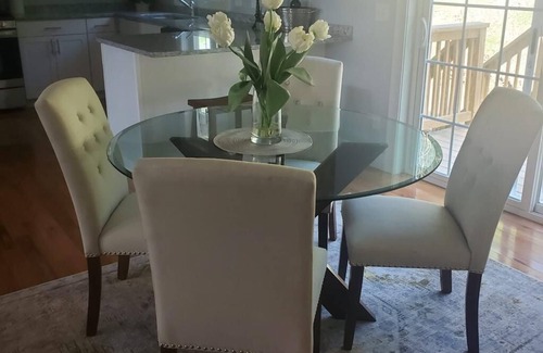 Worcester Casa | 5 minute walk to St. Vincent hospital and UMASS University Hospital