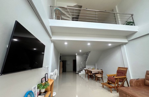 Hat Yai Casa | 5 minutes Drive to the city center, 9 minutes to Lee Gardens, with free parking.