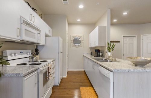 Branson Condominio | 5 Minutes from Landing! 2 Bedroom 2 Bath w/Jacuzzi - Sleeps 6