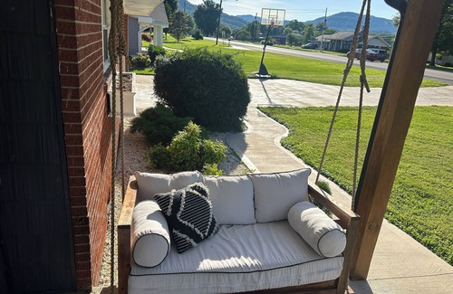 Middlesboro Casa | 5 minutes from LMU!