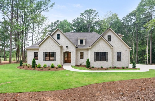 Opelika Casa | 5 minutes from Robert Trent Jones Grand National. 5 bedrooms and 3.5 baths.