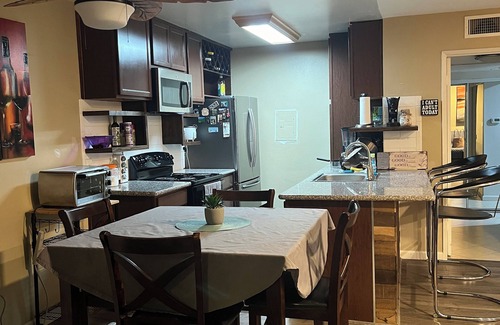 Valencia Condominio | 5 Minutes from Six Flags & 30 minutes from Los Angeles
