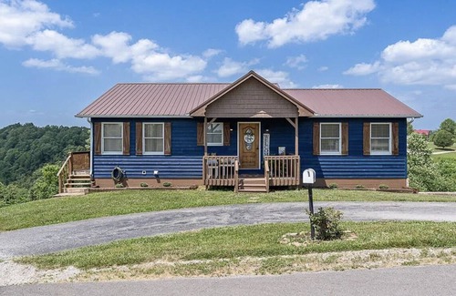Byrdstown Casa | 5 minutes from Sunset Marina on Dale Hollow Lake. The Blue Bungalow!