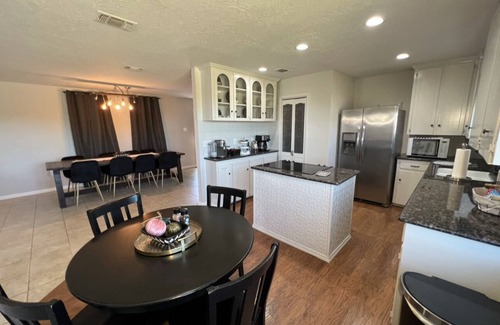 Myra Casa | 5 minutes from winery! Spacious home with pool & hot tub!