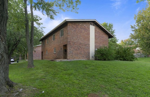 Airport Township Casa | 5 minutes STL Airport! Family-sized town home with full kitchen