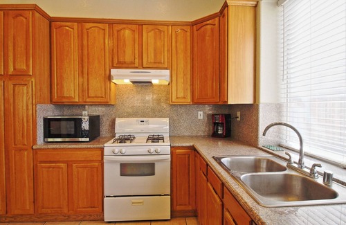 Antioch Casa | 5 Minutes to Antioch Medical Centers: 3 Bedroom Furnished Single-Story House