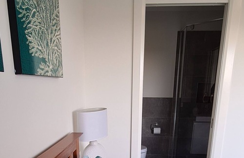 Red Head Casa | 5 minutes to beaches park & beach walks pet friendly