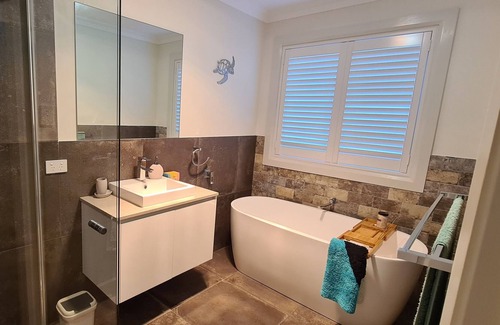 Red Head Casa | 5 minutes to beaches park & beach walks pet friendly