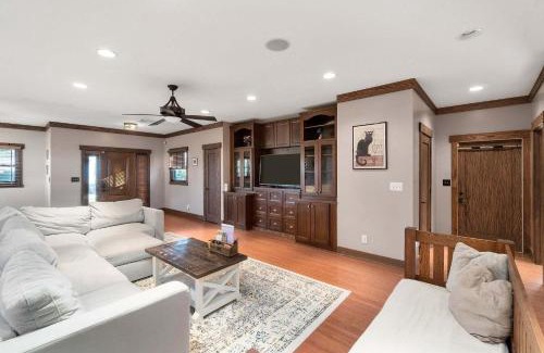 Clarksville Casa | 5 Minutes to Campbell - Clarksville Craftsman