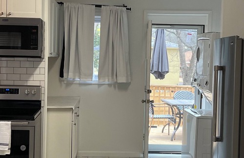 Birmingham Casa | 5 minutes to downtown. Family home with Wi-Fi, deck, and large backyard.
