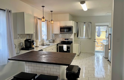 Birmingham Casa | 5 minutes to downtown. Family home with Wi-Fi, deck, and large backyard.