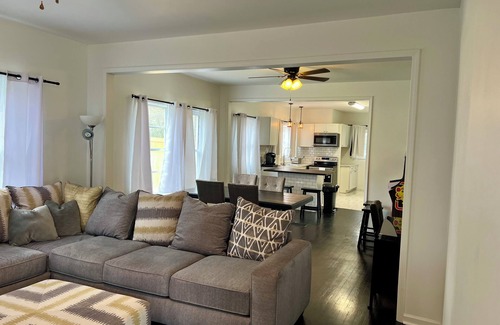 Birmingham Casa | 5 minutes to downtown. Family home with Wi-Fi, deck, and large backyard.