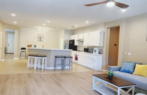 Victorville Casa | 5 minutes to Freeway! Spacious Modern Corner House & Patio