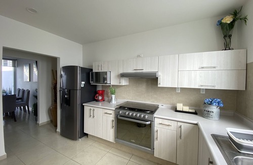 San Luis Potosí Condominio | 5 minutes to Industrial Zone! Family-sized condo with pool, gym and playground