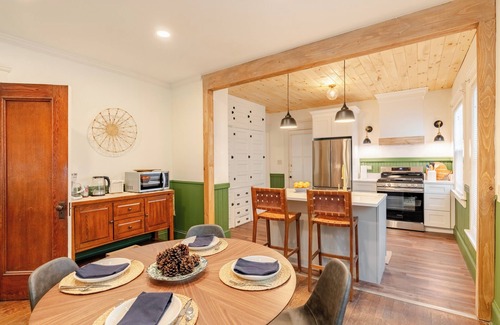 Eastside Casa | 5 Minutes to SU, Renovated, Sleeps 6, in popular Westcott, steps to restaurants