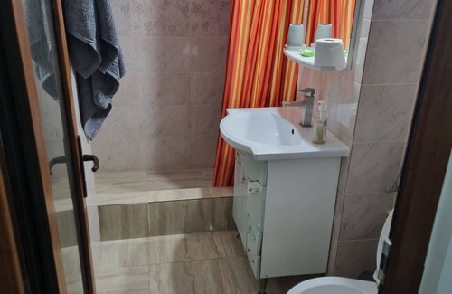 Saturn Apartamento | 5 minutes to the beach! Family sized apartment with a nature park view.