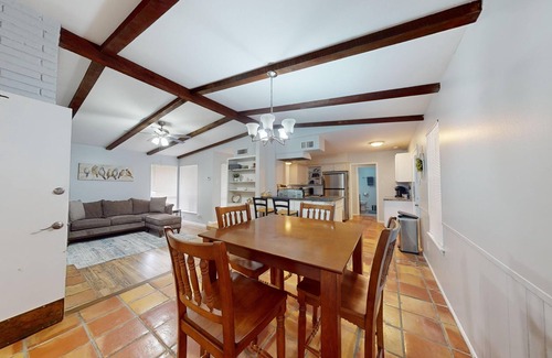 Leon Valley Casa | 5 Minutes to the Medical Center! Halfway between Fiesta Texas and Sea World!