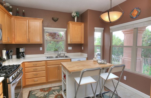 Santa Barbara Condominio | 5 minutes to the beach and downtown, pool, spa, outdoor patio & garage .