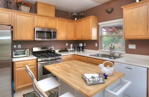 Santa Barbara Condominio | 5 minutes to the beach and downtown, pool, spa, outdoor patio & garage .