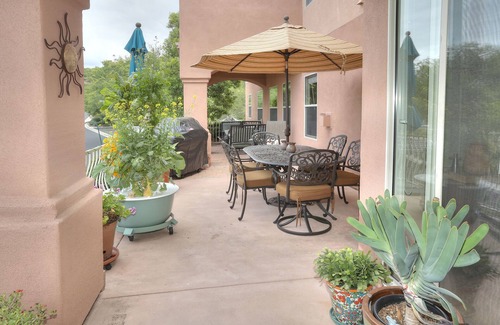 Santa Barbara Condominio | 5 minutes to the beach and downtown, pool, spa, outdoor patio & garage .