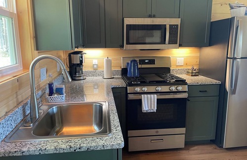 Charlevoix Cabina | 5 minutes to town, New Cabin-2/4 adults or family up to 4 kids. Beach 2 miles.