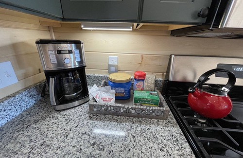 Charlevoix Cabina | 5 minutes to town, New Cabin-2/4 adults or family up to 4 kids. Beach 2 miles.