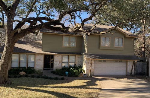 West Lake Hills Casa | 5 minutes to Zilker Park! Family home on wooded lot w/sport court