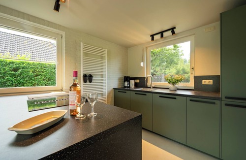 Wolphaartsdijk Casa | 5 Minutes' walk from beach on Lake Veere, child-friendly, spacious, enclosed garden, dog welcome