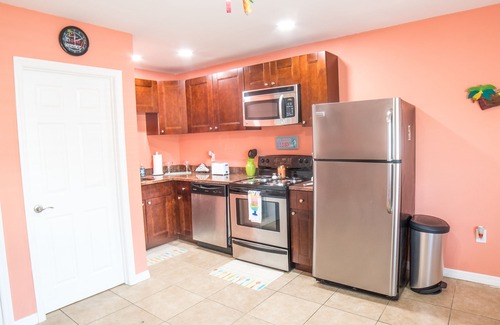 Madeira Beach Apartamento | 5 O'Clock Somewhere Across the Street from Beach Access