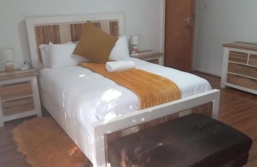 Beacon Bay Casa | 5 on Crossways Guesthouse