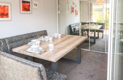 Durham Cabaña | 5 PILGRIMS WAY, pet friendly, with a garden in Durham