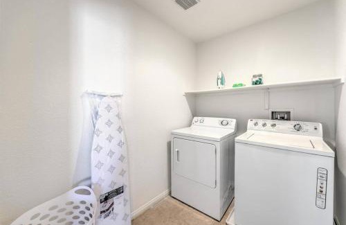 North Las Vegas Casa | 5 queen beds/Free Streaming/Wi-Fi/Tv's/Coffee