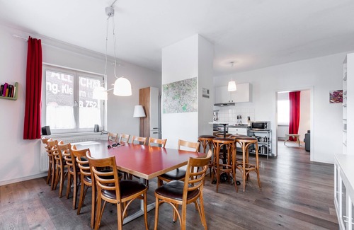Tempelhof Apartamento | 5 habitaciones, sala de estar gigante, parque Tempelhofer Feld, a 3 minutos del metro / S-Bahn, hasta 14 personas
