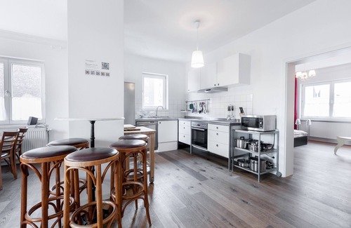 Tempelhof Apartamento | 5 habitaciones, sala de estar gigante, parque Tempelhofer Feld, a 3 minutos del metro / S-Bahn, hasta 14 personas