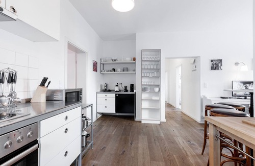 Tempelhof Apartamento | 5 habitaciones, sala de estar gigante, parque Tempelhofer Feld, a 3 minutos del metro / S-Bahn, hasta 14 personas