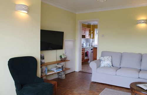 Pakefield Casa | 5 Sea View Walk - comfortable family home right on the beach, free parking, pets