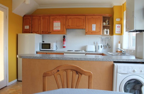 Pakefield Casa | 5 Sea View Walk - comfortable family home right on the beach, free parking, pets