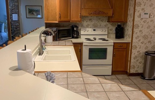 Chalet Village Apartamento | 5 Star 3 bd 3ba Serenity Views w Pool Fireplace
