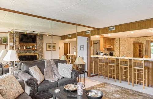 Chalet Village Apartamento | 5 Star 3 bd 3ba Serenity Views w Pool Fireplace